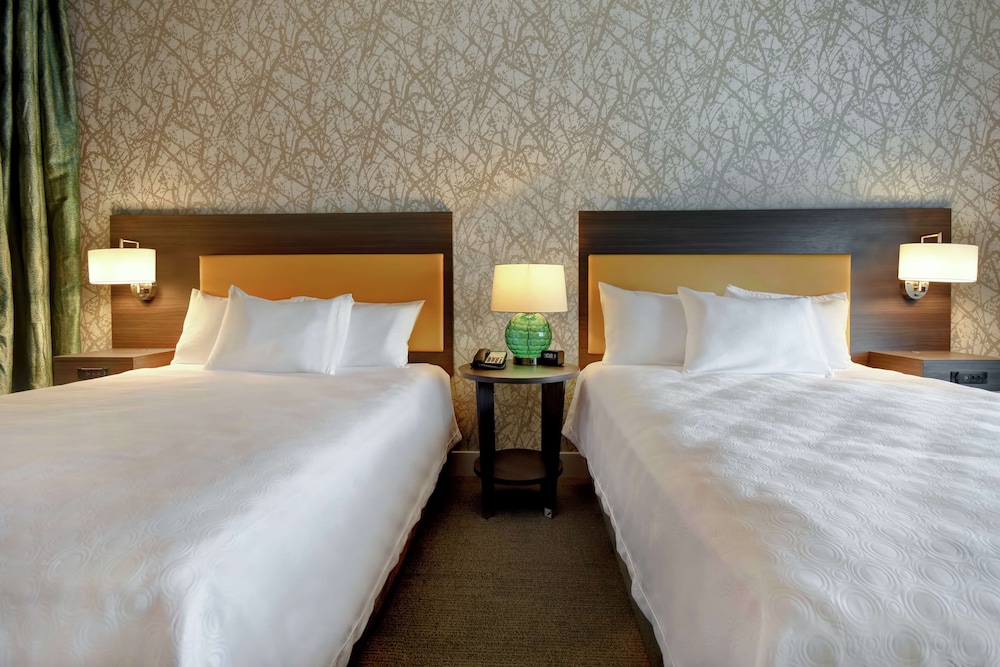 Studio, 2 Queen Beds, Accessible, Bathtub