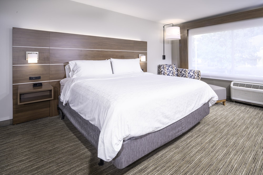 Standard Room, 1 King Bed, Roll-in Shower (Communications Accessible) - Photo 1