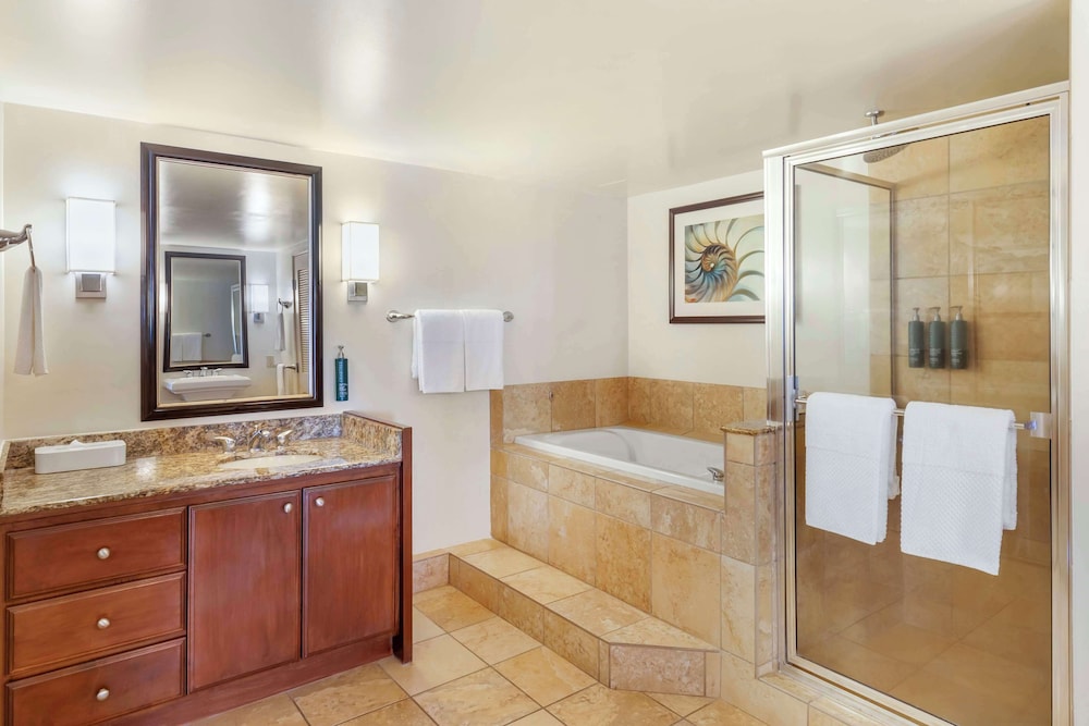 2 Bedroom 1 King 2 Twins Suite with Balcony - Photo 3