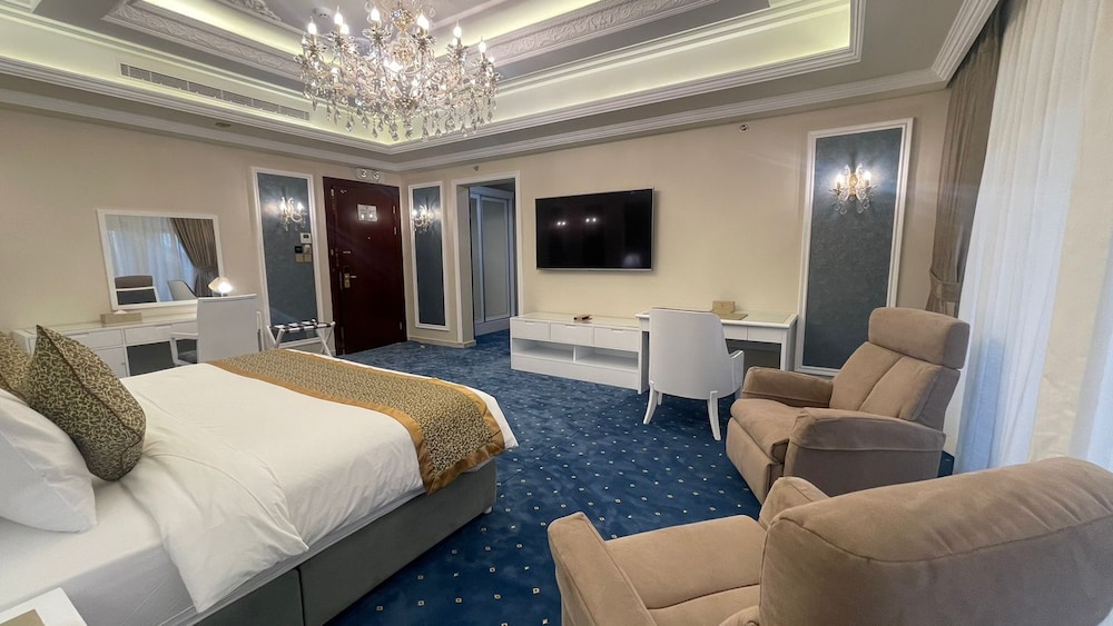 Executive Suite - Photo 4