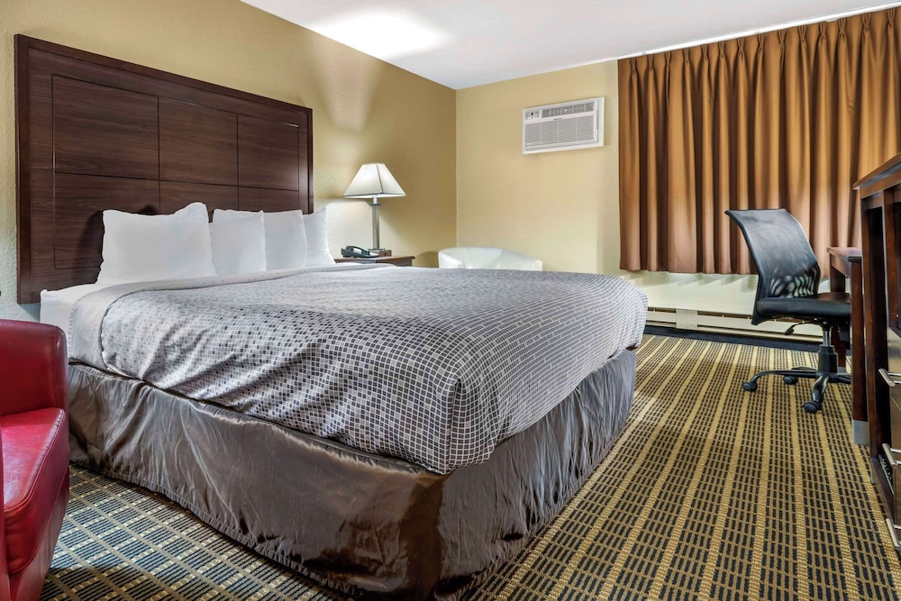 Room, 1 King Bed, Non Smoking - Photo 5