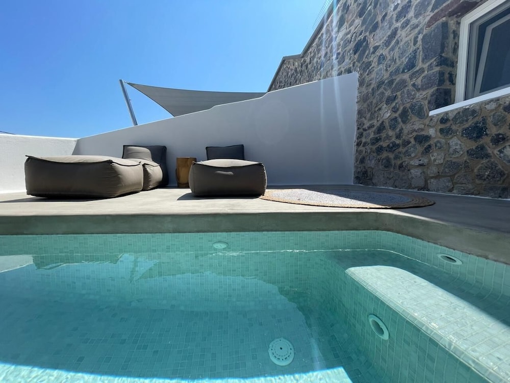 Cave Suite with Jacuzzi - Photo 4