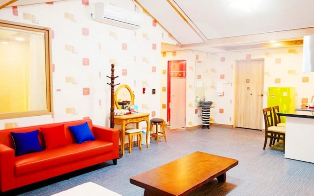 Room (Building 8 Room 201 (seawater pool hi)