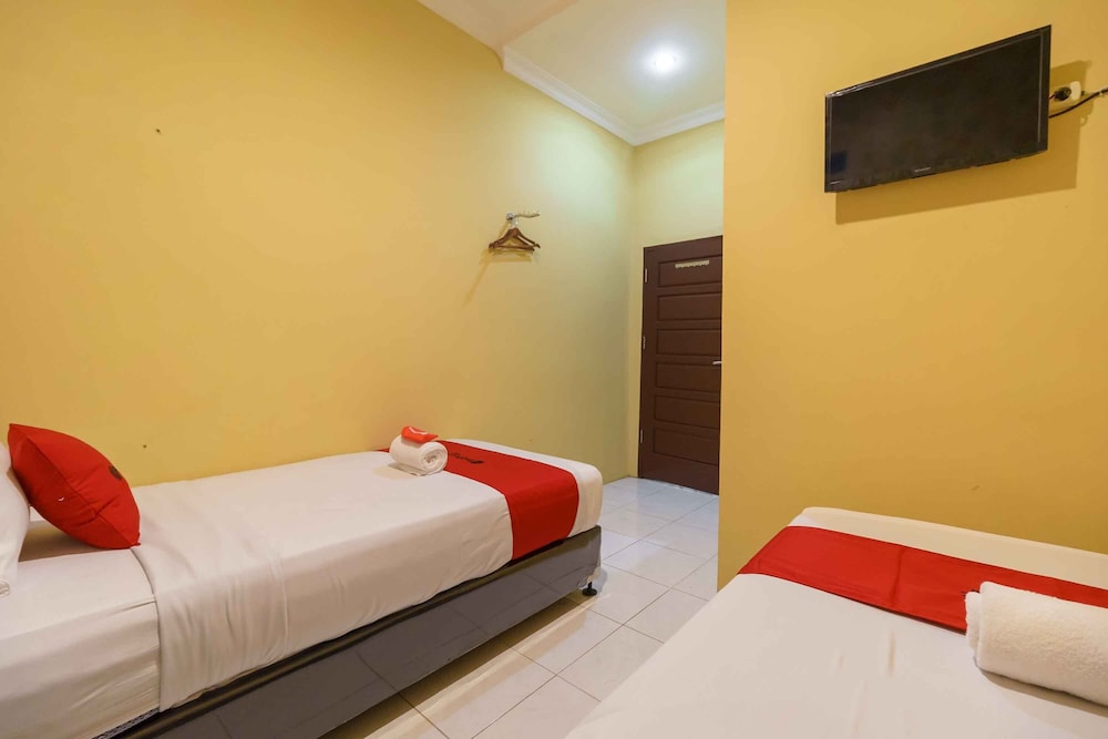 Twin Room (Reddoorz) - Photo 4