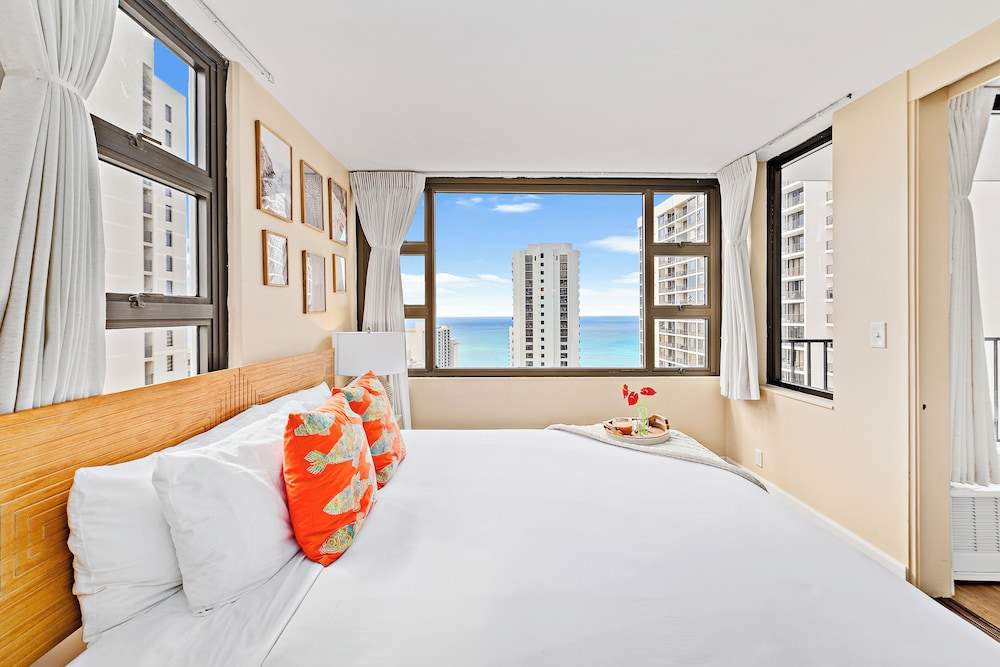 Premium Remodeled Condo with Ocean View and Parking: Premium Suite, 1 King Bed with Sofa bed, Balcony, Ocean View (0026) photo