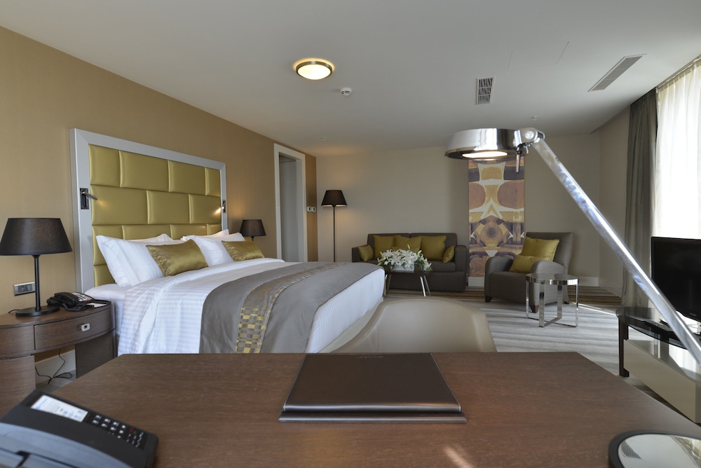 Suite, 1 King Bed, Smoking