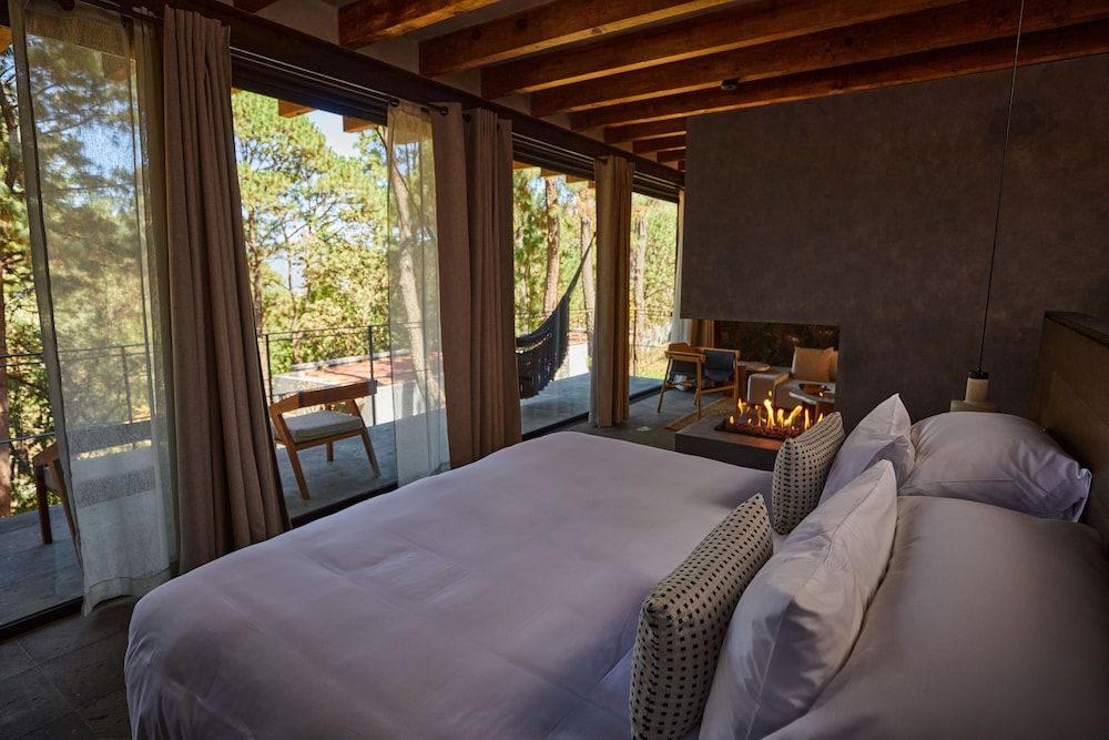 Hammock Suite with king bed and fireplace photo 1
