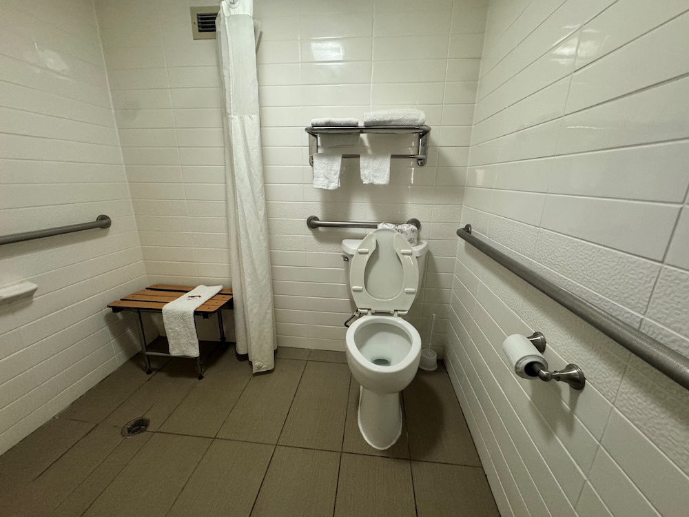 Deluxe Room, 2 Queen Beds, Accessible, Non Smoking (Mobility) - Photo 9