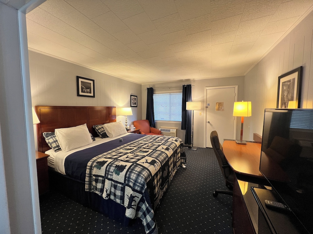 Economy Double Room, 1 King Bed, Non Smoking, Corner photo 2