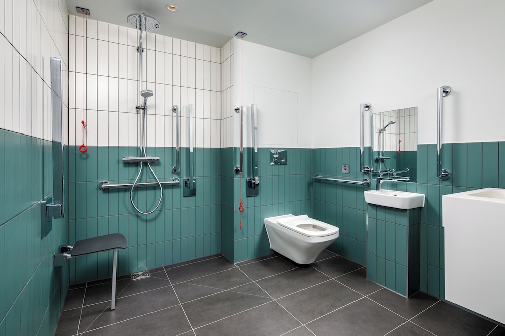 Deluxe Accessible Room - Photo 4