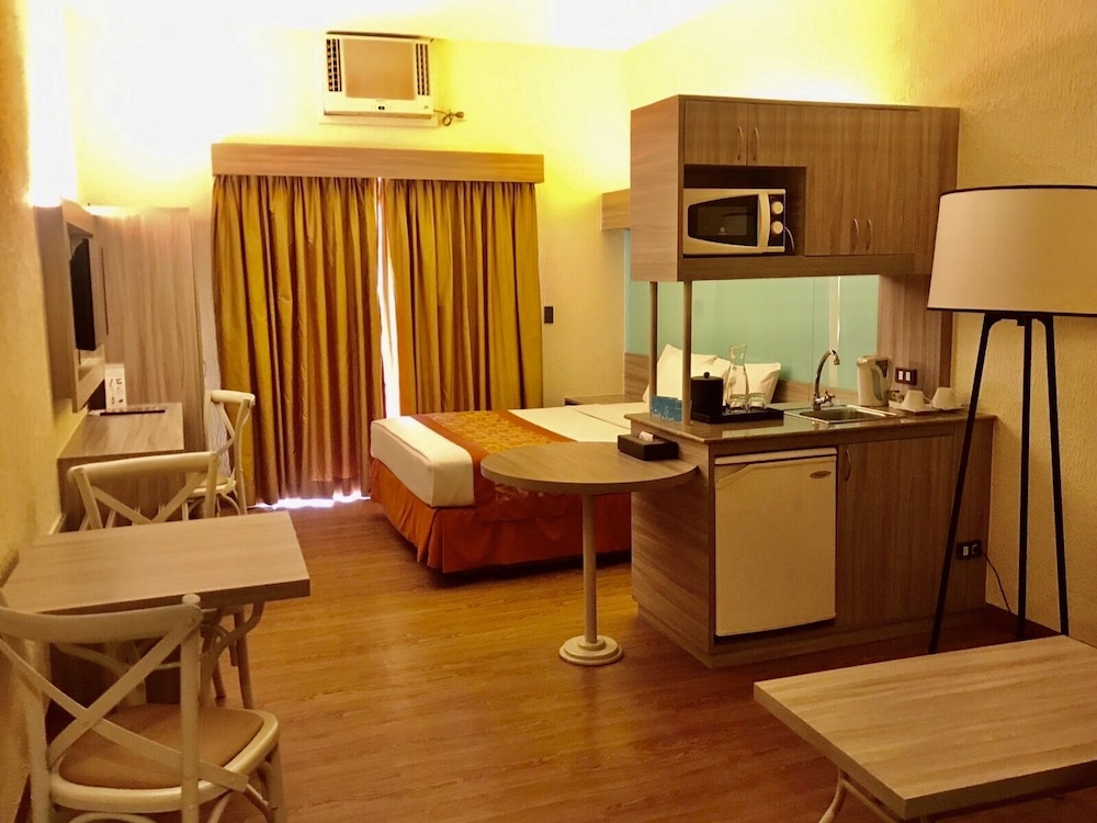 Suite, 1 Queen Bed, Non Smoking - Photo 6