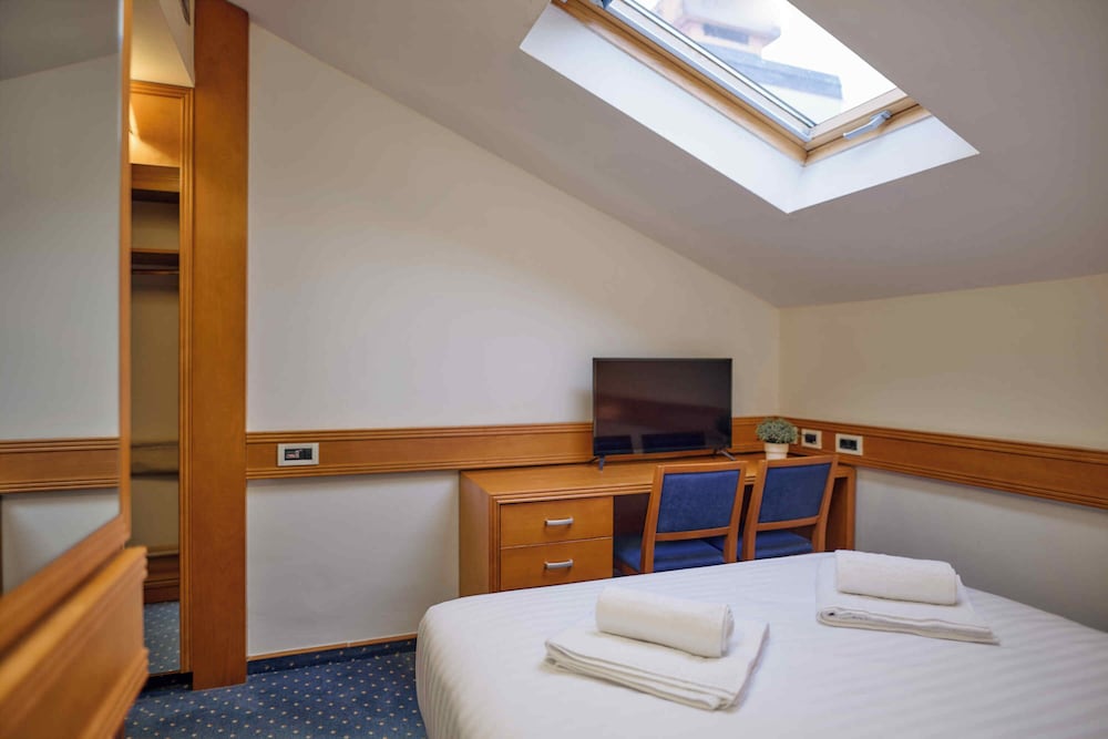 Economy Attic Room - Photo 4