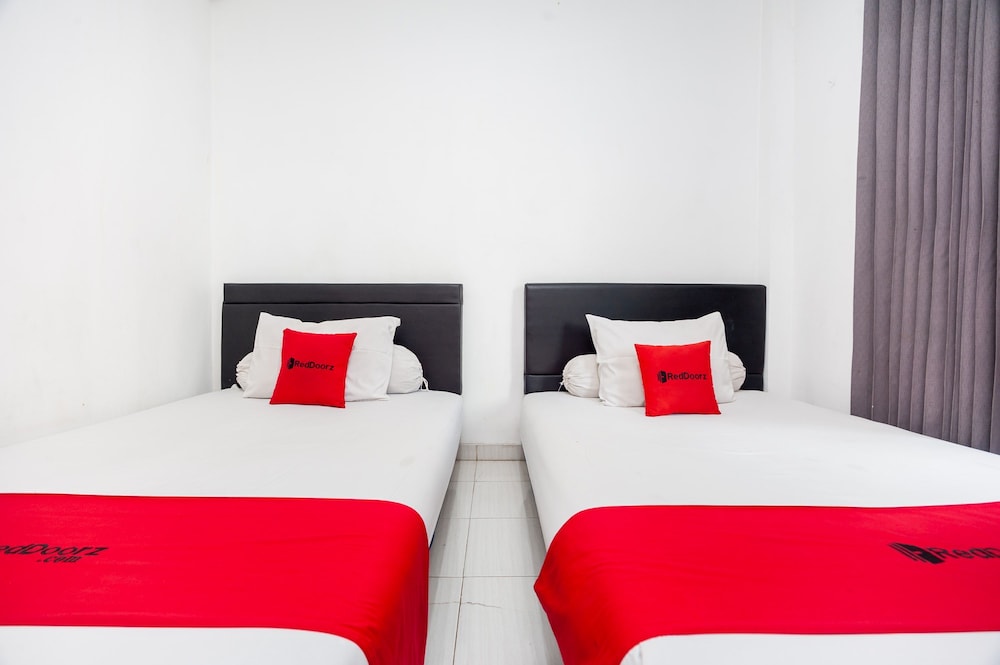 Standard Twin Room (RedDoorz) photo 2