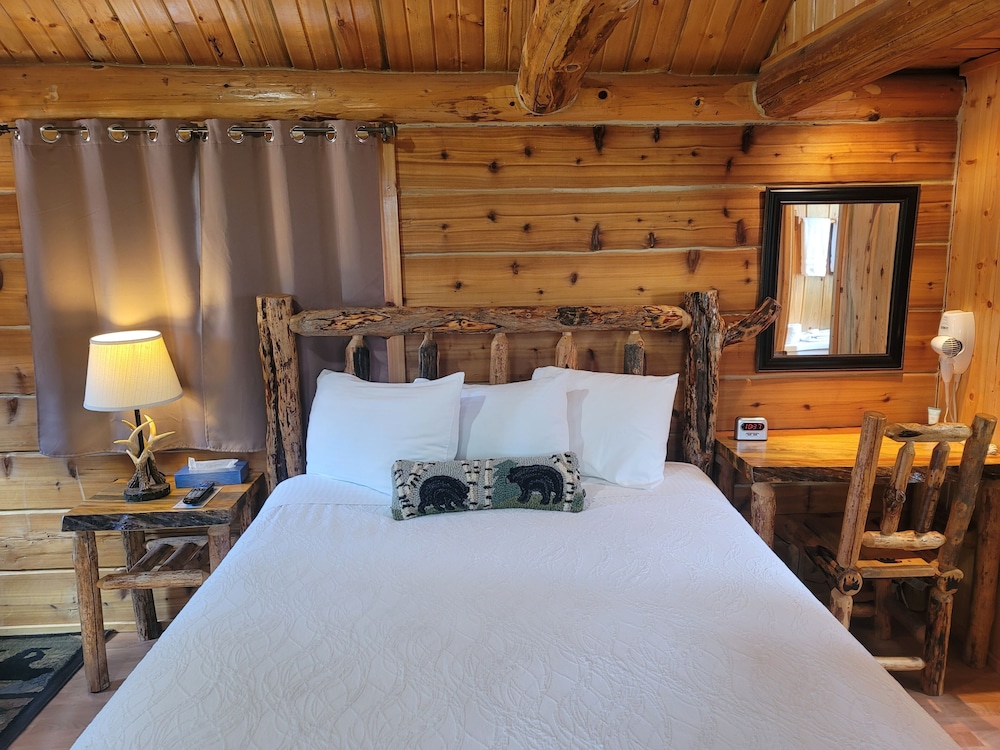 Deluxe Cabin, 1 Queen Bed (Clark Cabin) photo 2