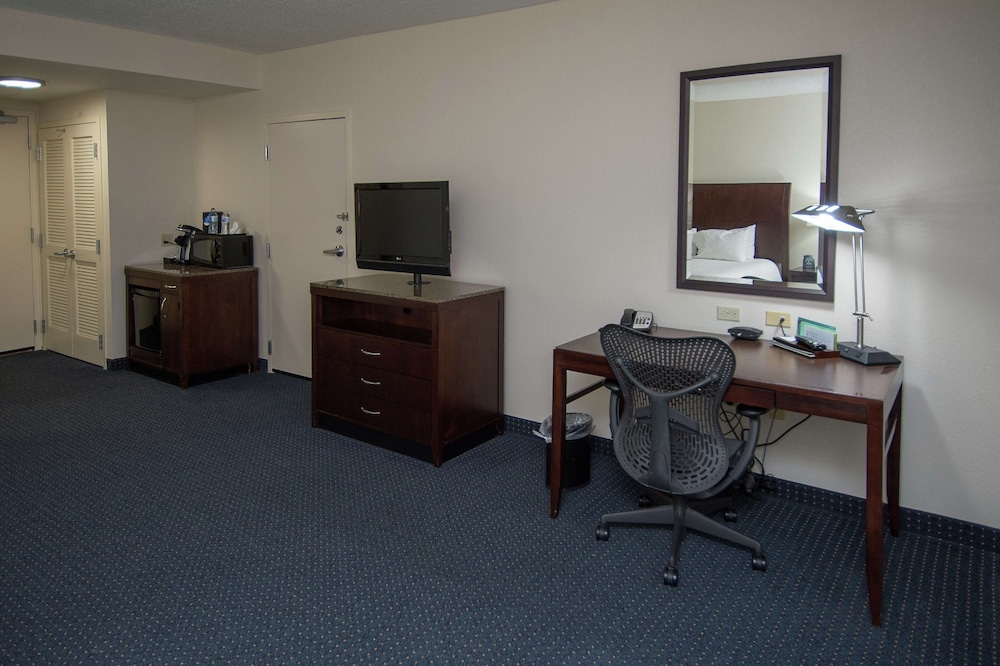 Room, Accessible, Non Smoking (Hearing Impaired/Roll-in Shower) photo 2