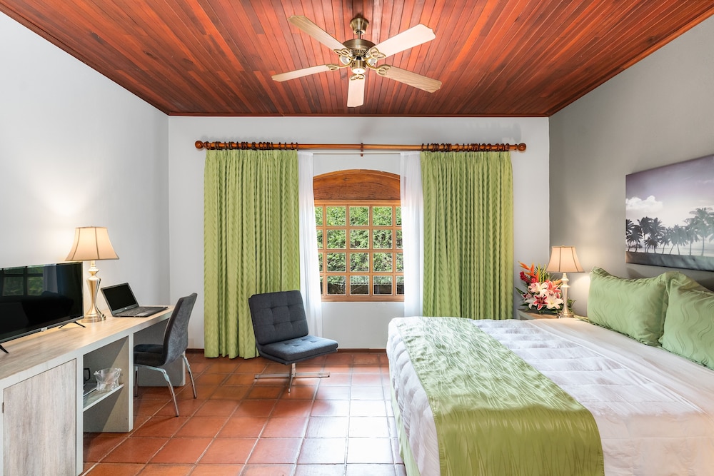 Superior Room with King Bed photo 2