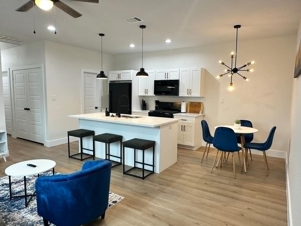 Cozy 3br Retreat With Yard, Billede 3