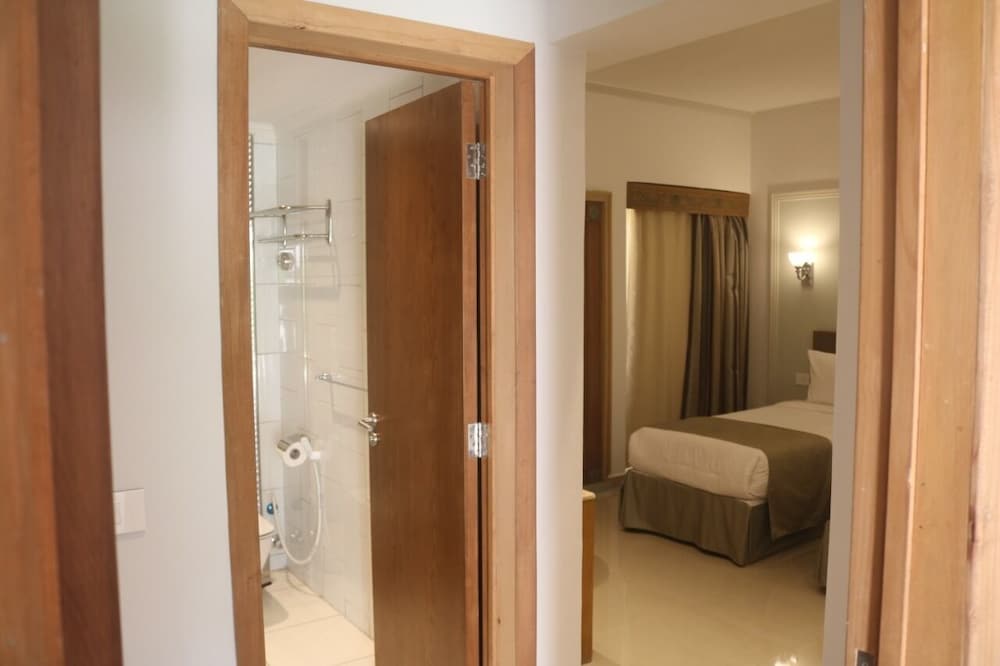 Suite, 2 Bedrooms - Photo 17