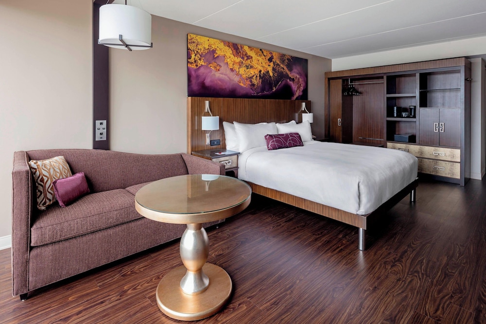 Room, 1 King Bed (Mobility Accessible, Tub) - Photo 2