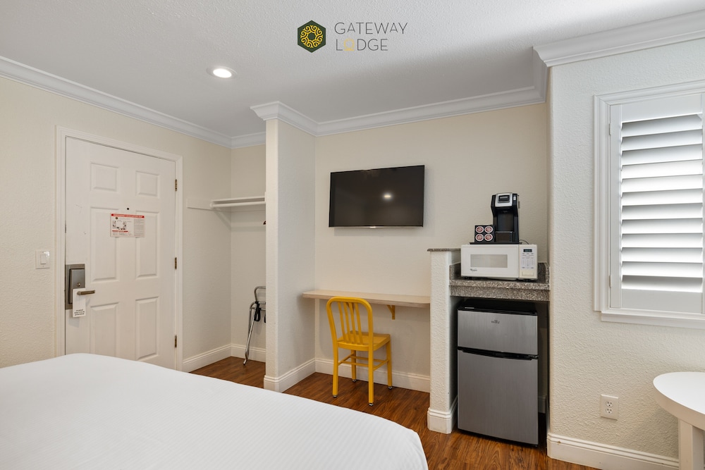 Classic Single Room, 1 King Bed, Accessible photo 2