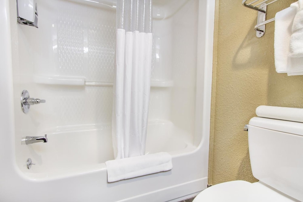 Double Room, 2 Queen Beds, Accessible - Photo 9