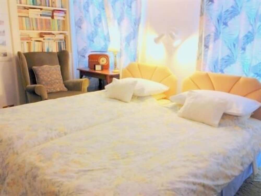 Twin Room, Shared Bathroom (Ainslie room)