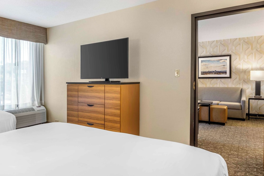 Suite, 2 Queen Beds, Refrigerator & Microwave (2 Rooms, Sofabed) - Photo 3