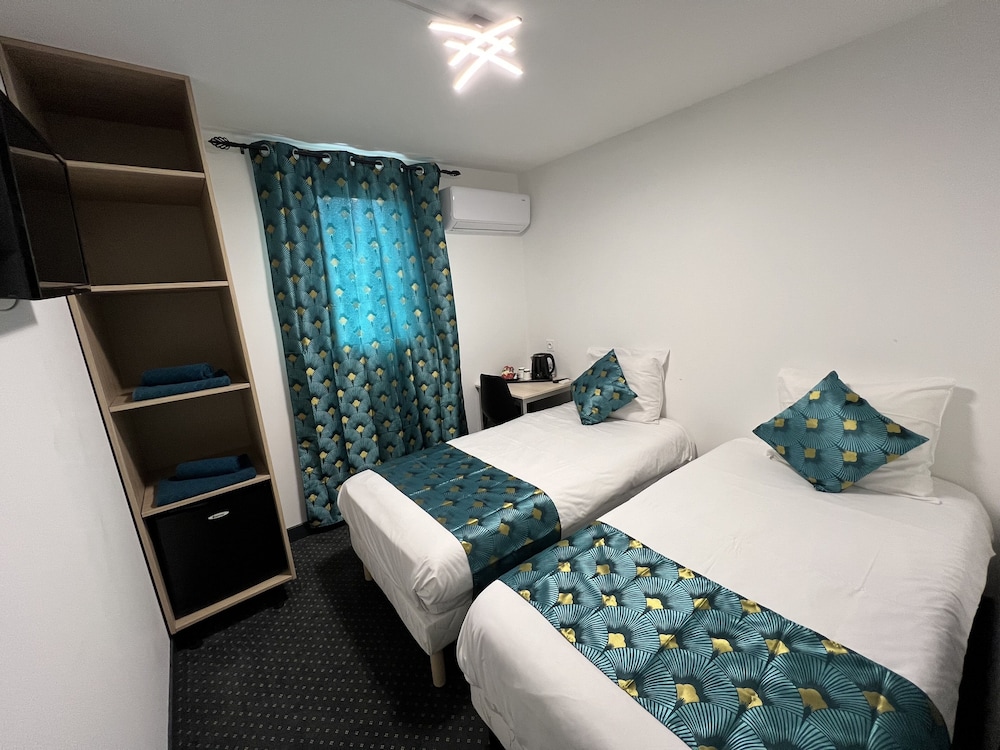 Twin Room with Shower - Photo 3