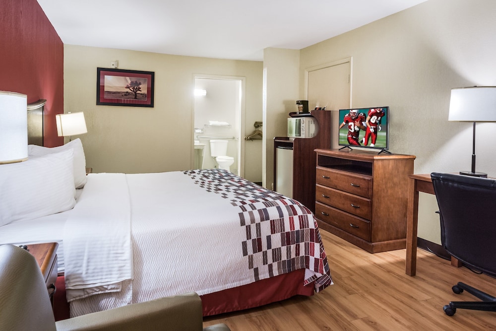 Superior Room, 1 King Bed, Smoking - Photo 4