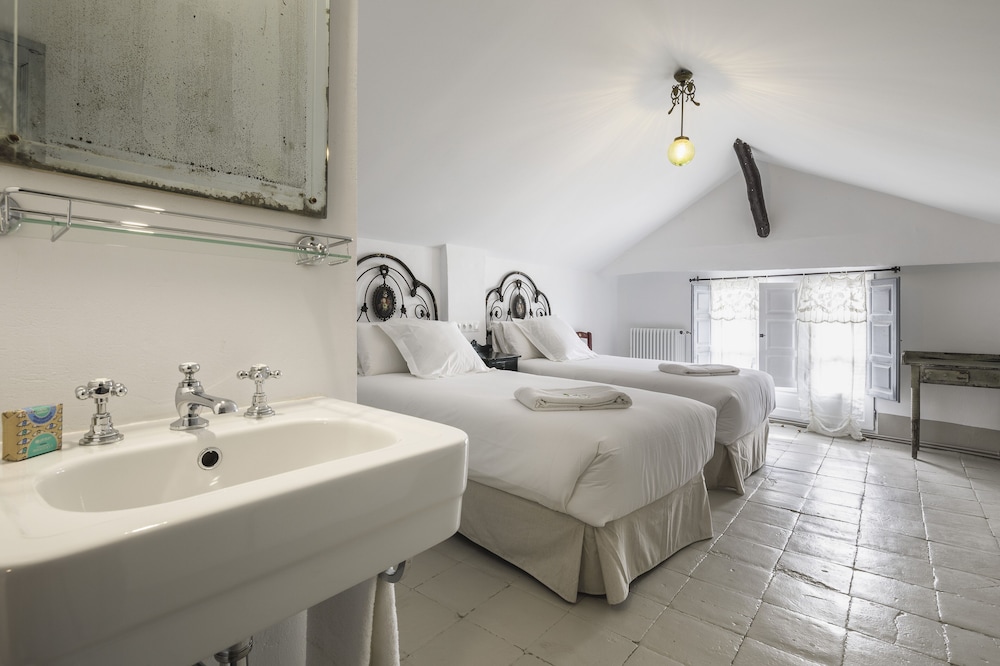 Design Twin Room, 1 Bedroom, Garden Area (Buhardilla)