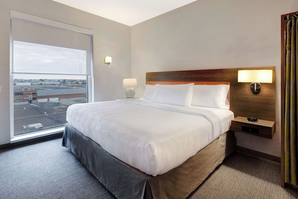 Suite, 1 King Bed, Accessible (Mobility & Hearing, Roll-in Shower) photo 2