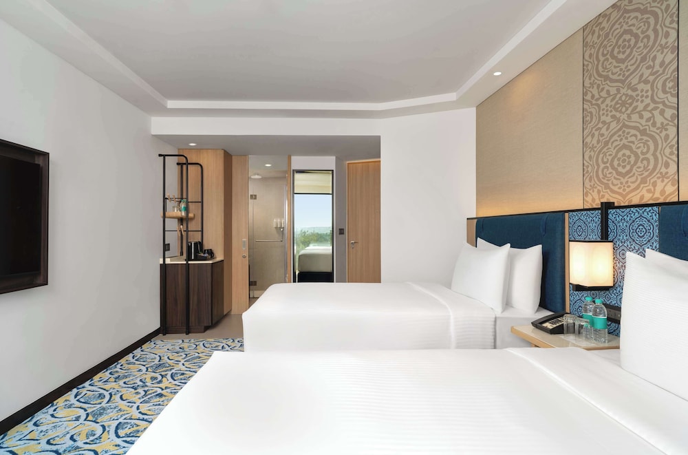 Deluxe Room, 1 King Bed, City View