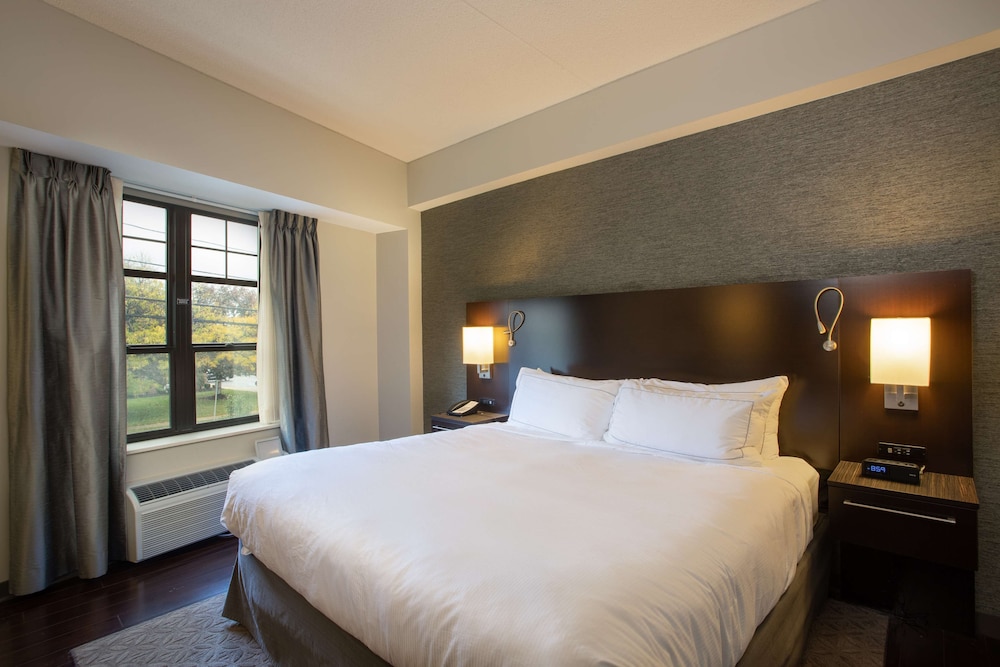 Suite, 1 King Bed, Bathtub (Tavern) photo 3