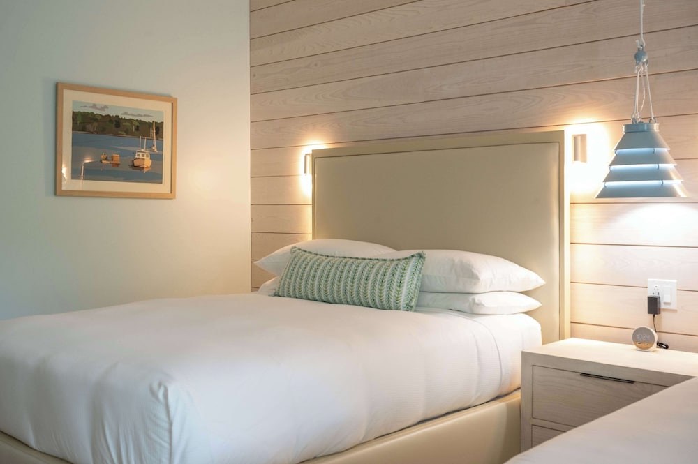 Room, 2 Queen Beds (Coveside) photo 3