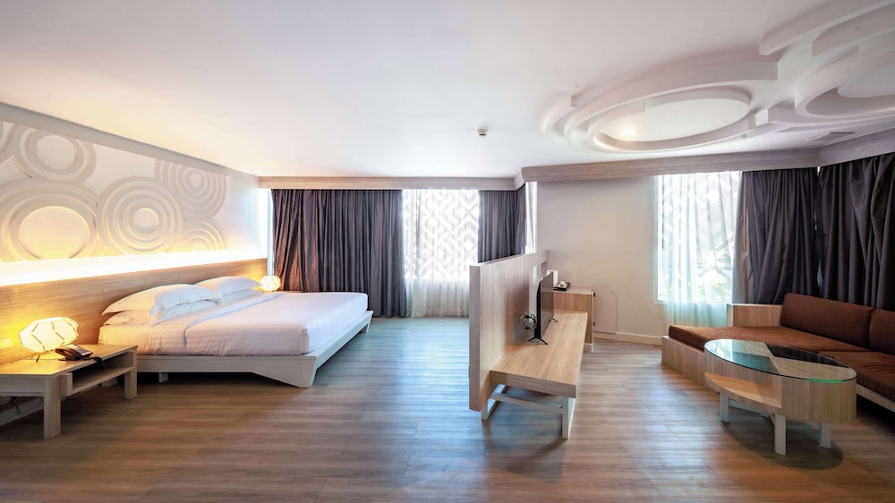 Suite, 1 King Bed, Non Smoking, City View - Photo 2