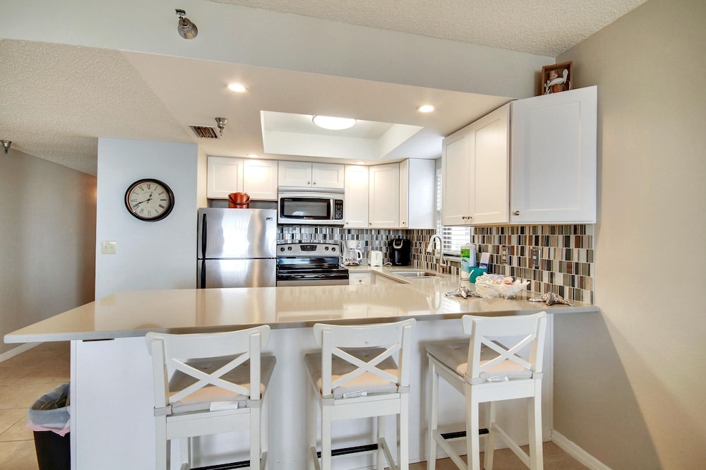 Condo, 1 King Bed (Emerald Isle 101) photo 3