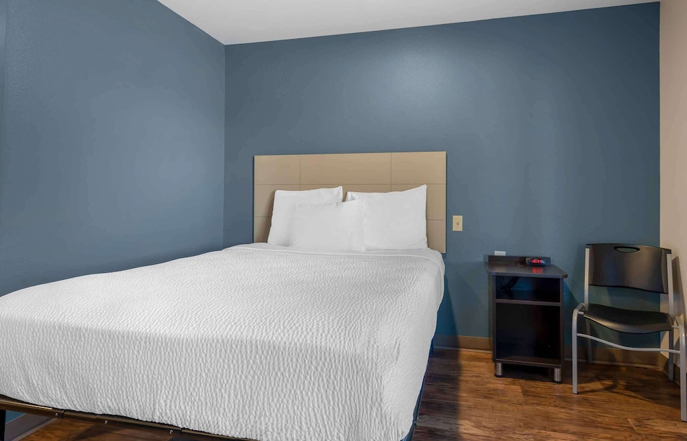 Standard Studio, 1 Queen Bed, Non Smoking, Refrigerator & Microwave photo 3