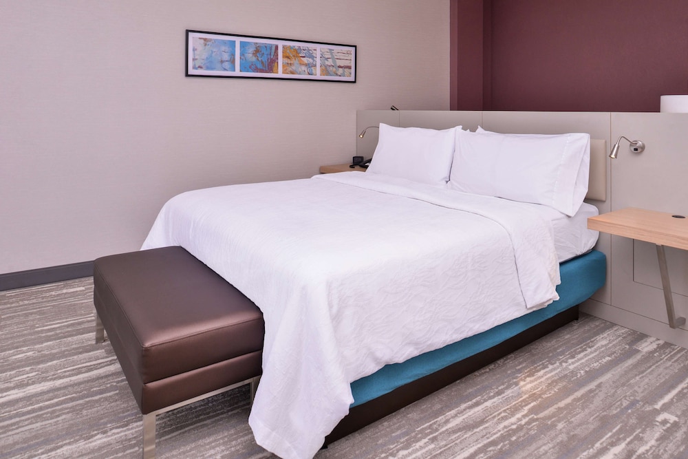 Deluxe Room, 1 King Bed, Accessible, Bathtub