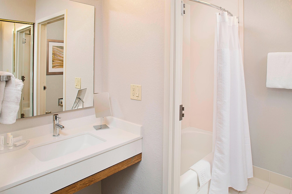 Suite, 1 Bedroom - Photo 2