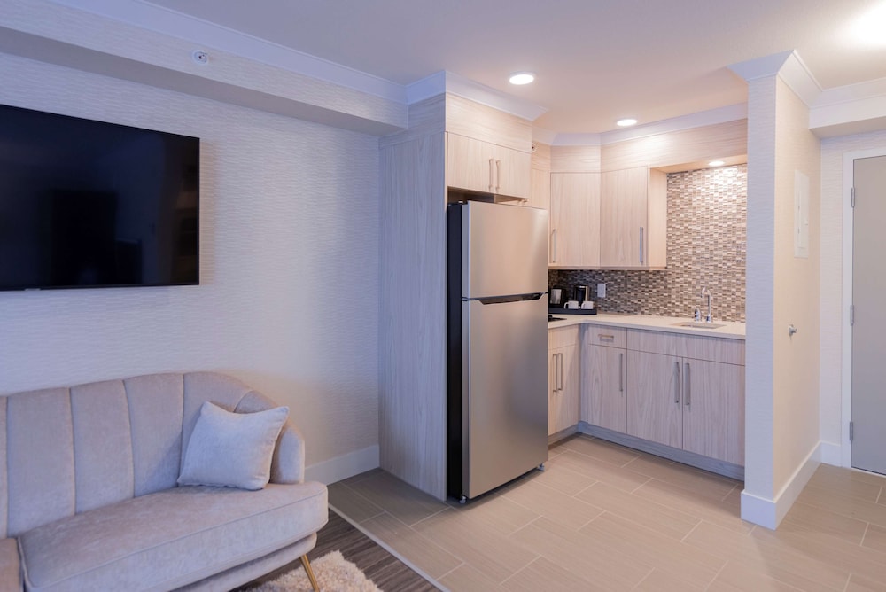 Suite, 1 King Bed, Non Smoking, Kitchen (Living Room)