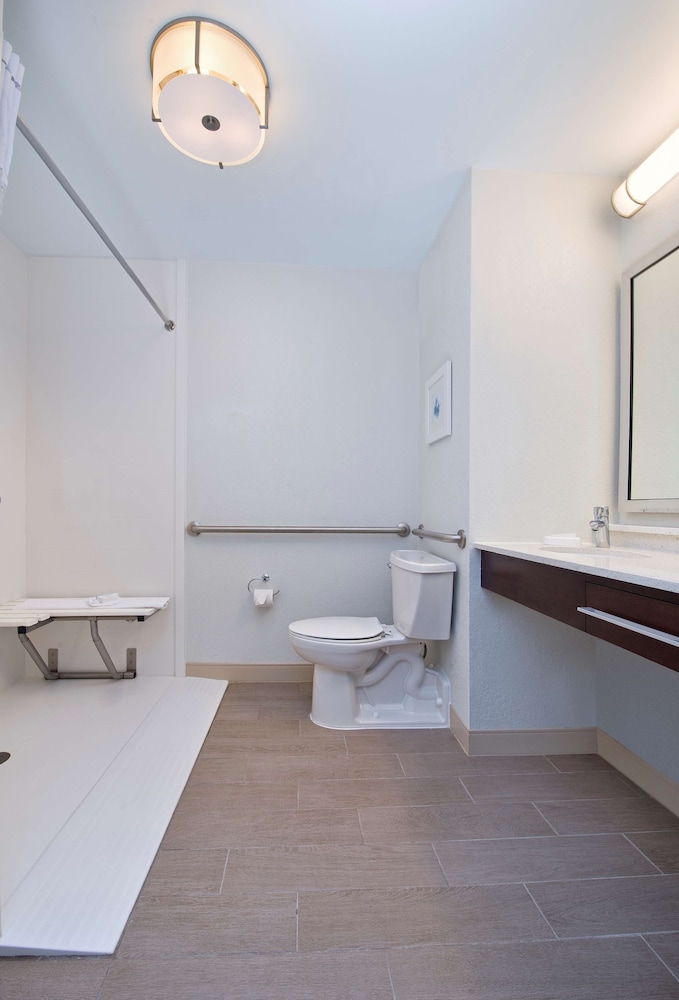 Room, 1 King Bed, Accessible, Non Smoking (Roll-in Shower) - Photo 3