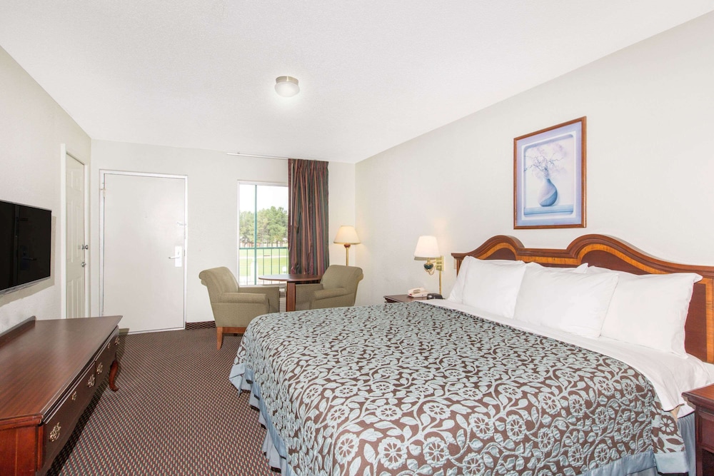 Standard Room, 1 King Bed - Photo 5