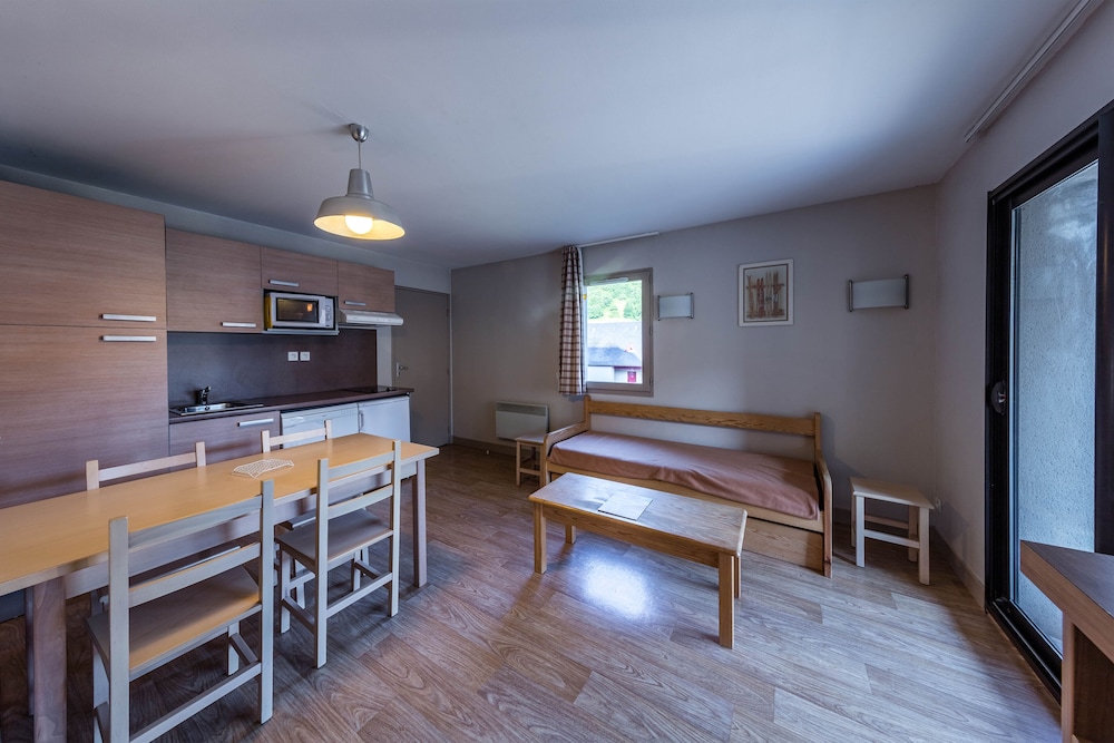 1 bedroom apartment with sleeping alcove for six photo 2