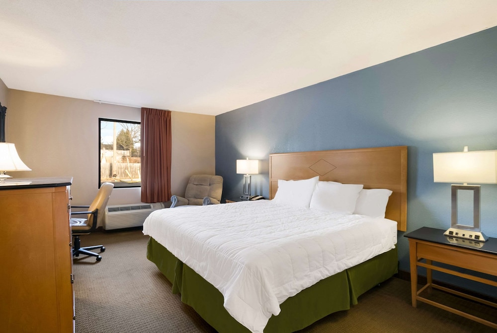 Suite, 1 King Bed, Non Smoking (Jacuzzi) photo 1