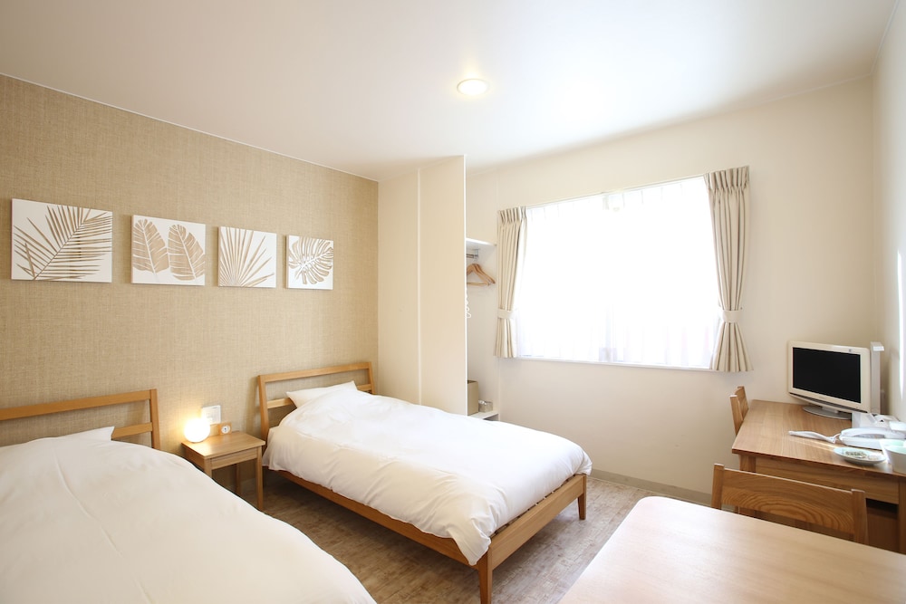 Standard Twin Room (daily towel change and garbage pickup, housekeeping every 3 nights) photo 2