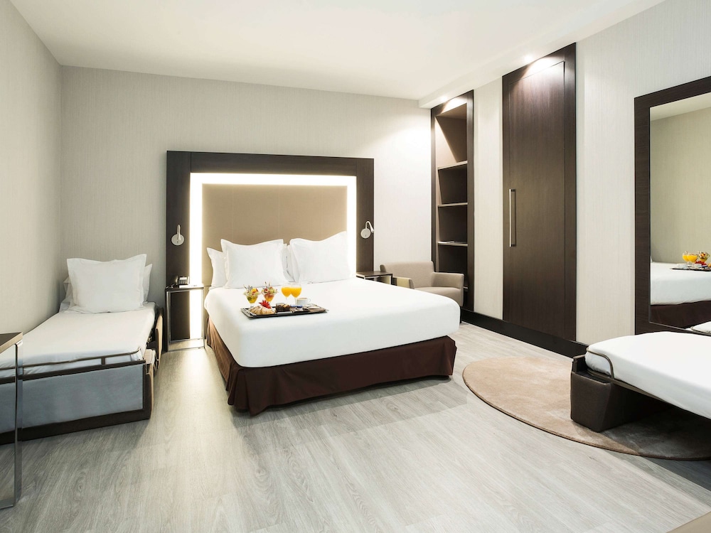 Standard Room with one Queen bed and two child beds