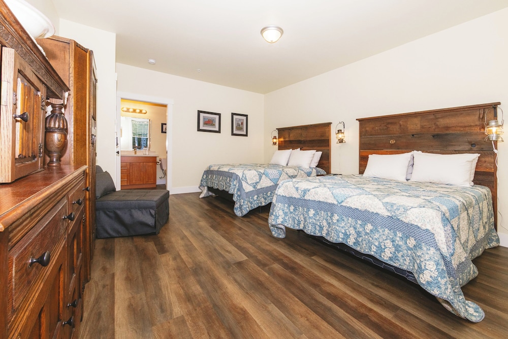 Guest House Deluxe room (No pets) (Not in a Caboose) photo 1
