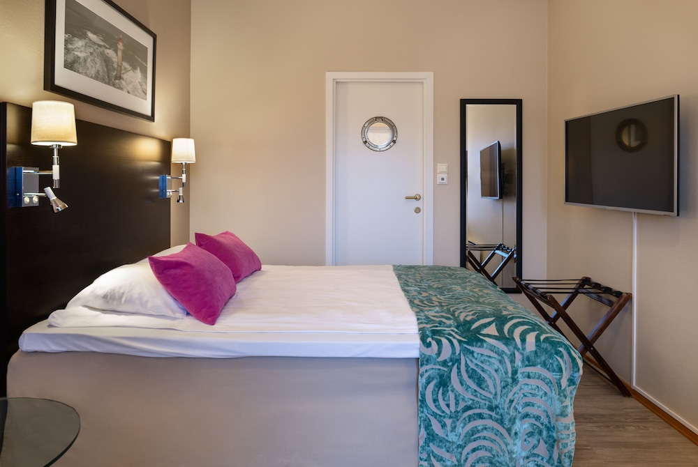 Standard Room, 1 Double Bed, Non Smoking - Photo 2