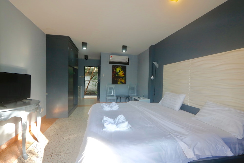 Deluxe Room, 1 King Bed, Balcony, Pool View photo 3