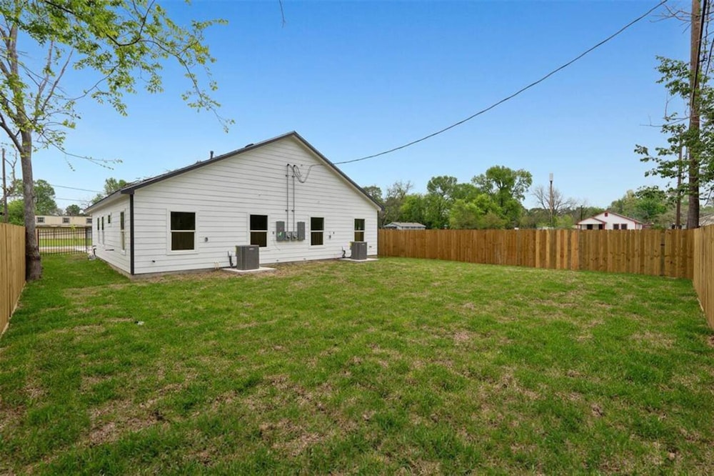 Cozy 3br Retreat With Yard, Billede 25